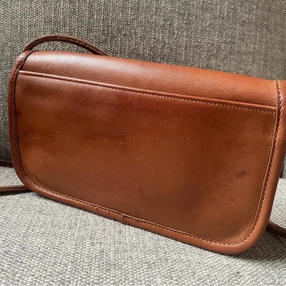 ❌sold❌Coach Vintage Early NYC Dinky British Tan Crossbody Brown Turn Lock - Picture 3 of 8